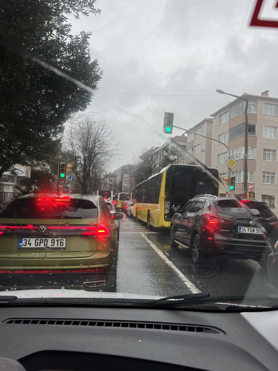 MinimalistMimar's tweet photo. Bakırköyde trafik sorunu yokken bu sorunu oluşturmak için elinizden gelen her şeyi yaptınız. Uyguladığınız tek yön gidiş yol düzenlemelerinizin sonucu işte budur! @ekrem_imamoglu @DrKerimoglu @eczozgurozel @bkrbld @istanbulbld umurunuzda mı ? Değil! #bakırköy https://t.co/5wQfN78sGW