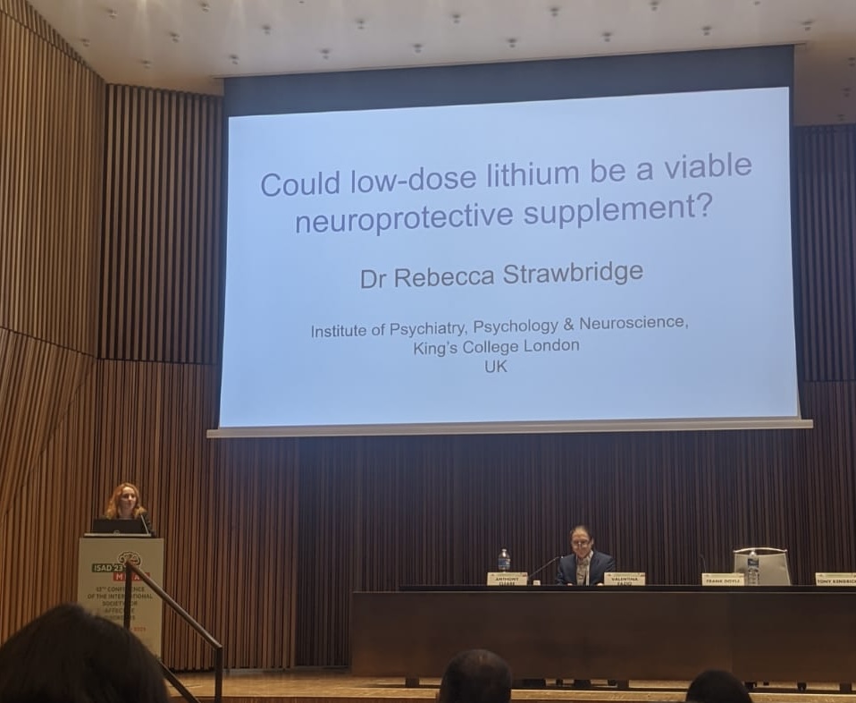 Dr Rebecca Strawbridge (or Becci) is a Post-doctoral research associate within <a href="/kclcfad/">KCL CfAD</a> (<a href="/KingsIoPPN/">Institute of Psychiatry, Psychology & Neuroscience</a>) who won the Early Career Award for her research titled “Could low-dose #lithium be a viable neuroprotective supplement?” #ISAD2023 

THREAD 👇