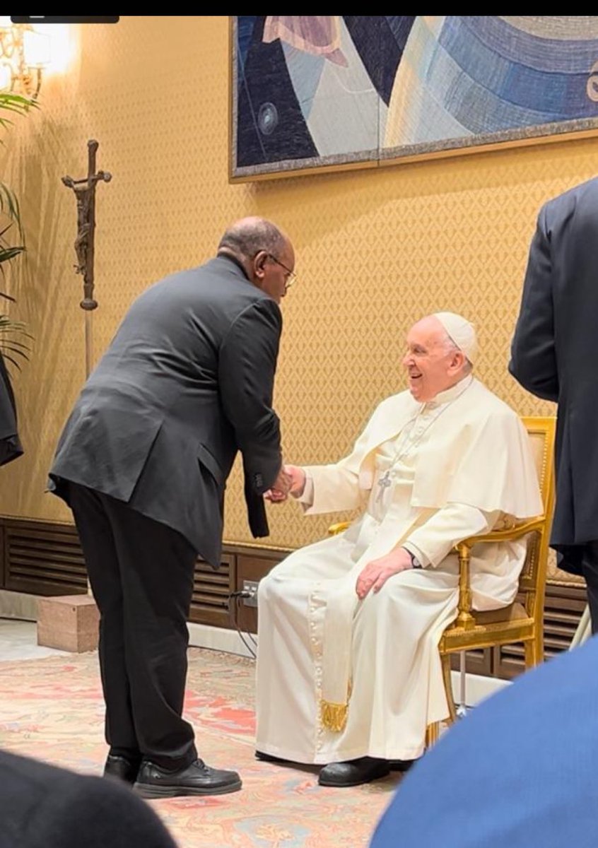 The Greatest Happened !
Professor James Holden , Jr. VSU music department meets Pope Francis while on VSU Gospel Chorale Tour🙏🏽