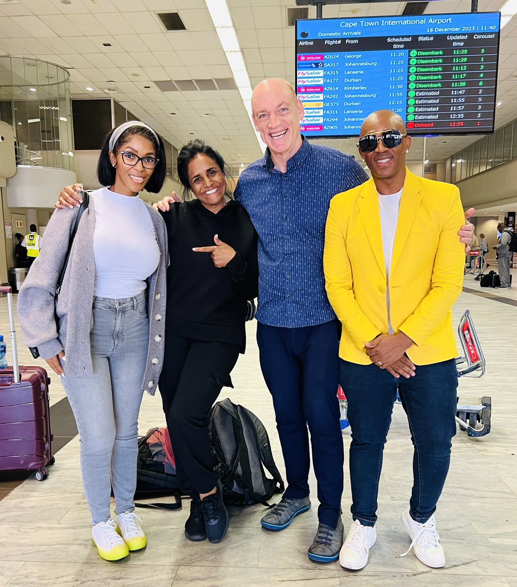 Musicians crossing paths at the airport! Ran into the amazing @MafikizoloSA :) - with Theo Kgosinkwe and Nhlanhla Nciza 😍

#FlutePainter 🎶🎶
#WouterKellerman #Musicians #Mafikizolo #OnTheRoadAgain #MusicalConnections