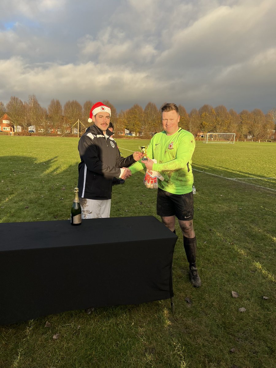 This week was the annual JHSS Officers & SNCOs v Cpls & JRs Christmas “friendly” Football Match. A highly competitive game with the bragging rights of winning at stake, the experience of the Seniors stole the win after an 18 (!) goal penalty shoot out! 🏆A great day of bonding.