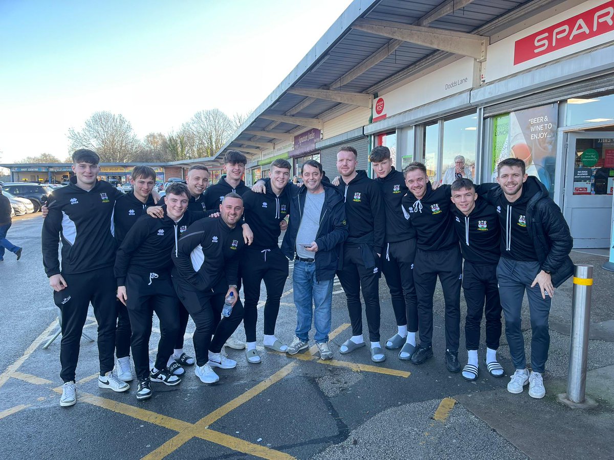 Look who the lads met on the way to <a href="/LlannefyddFc/">CPD Llannefydd FC</a>! 👀

 <a href="/bootlegger1974/">Bootlegger</a>