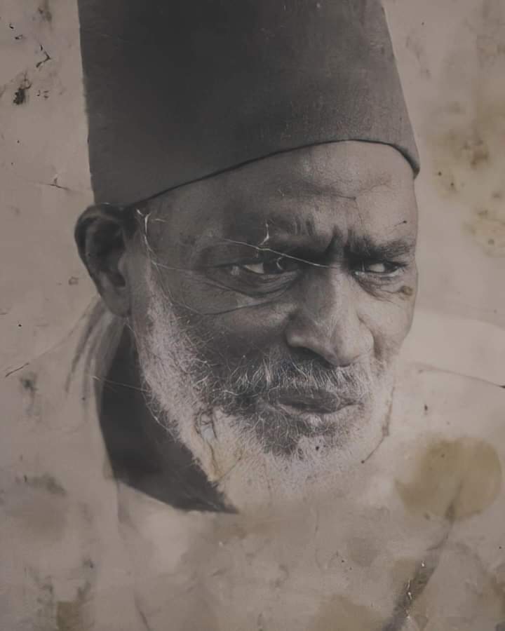 El hadji Omar Ndao(ra) (1901-1977), DAROU Salam Nioro, l’un des plus grands pôles de la Tidjaniya ou soufi de haute altitude! Il avait le don de ressusciter des personnes morts. Le jour où il avait éconduit le Président Senghor et sa délégation à hauteur de Nioro du Rip. 👇