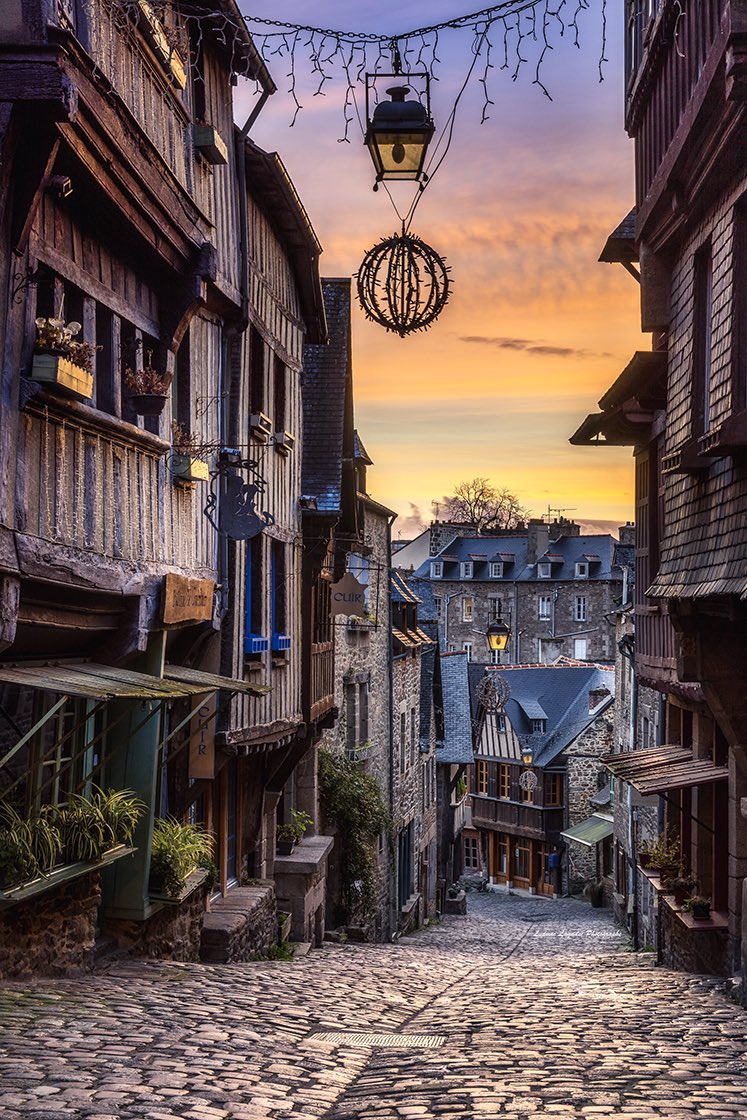 Balade dans les rues médiévales de Dinan ! Bon week-end à tous depuis notre belle Bretagne 😘