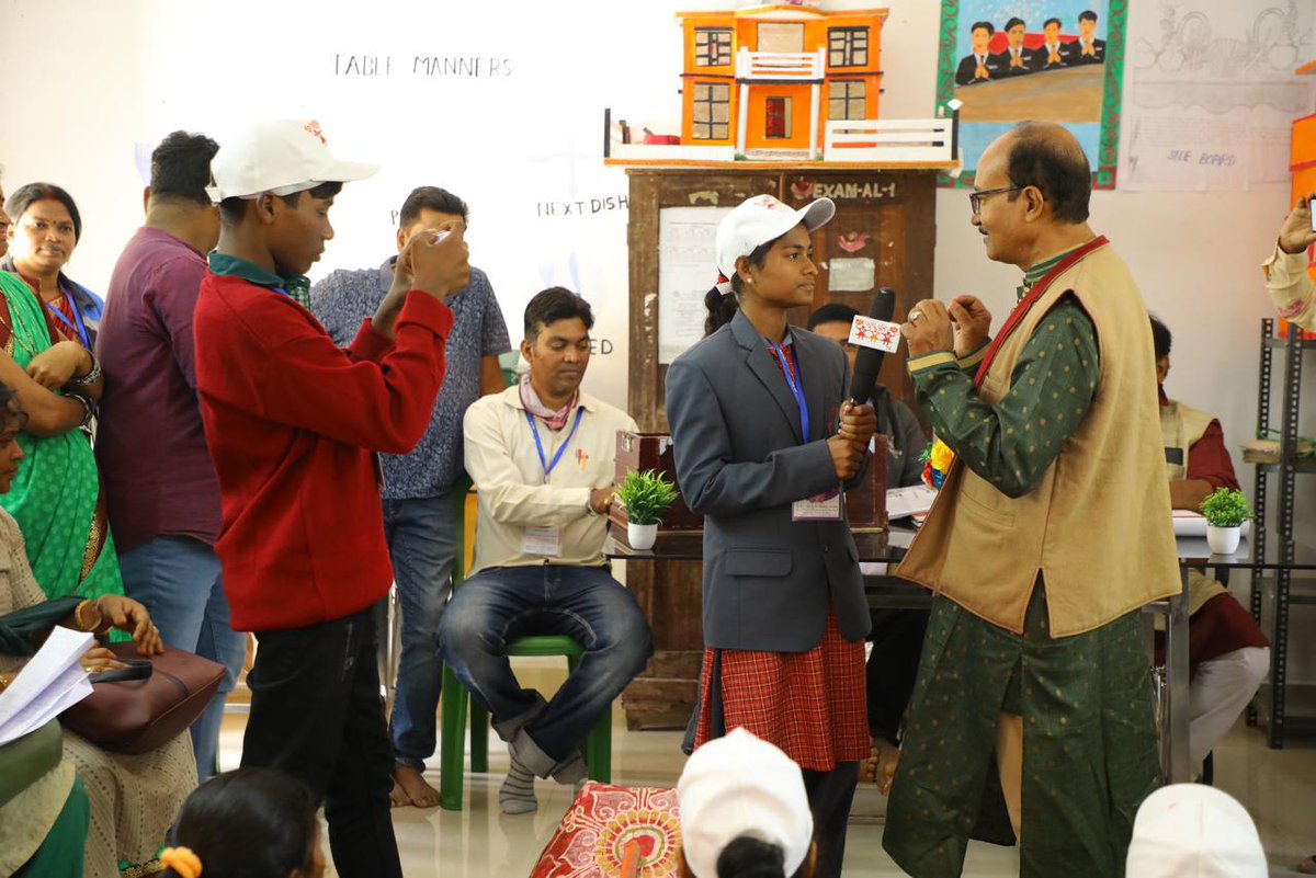 scstdevdept's tweet image. The rich #tribal traditions were on display at #Sargiful-23, in Gajapati district, during the cultural event featuring instrumental #music. Students not only got a glimpse of the diverse musical instruments but also tried their hands at playing some.
#ZonalSargiful2023 
1/2