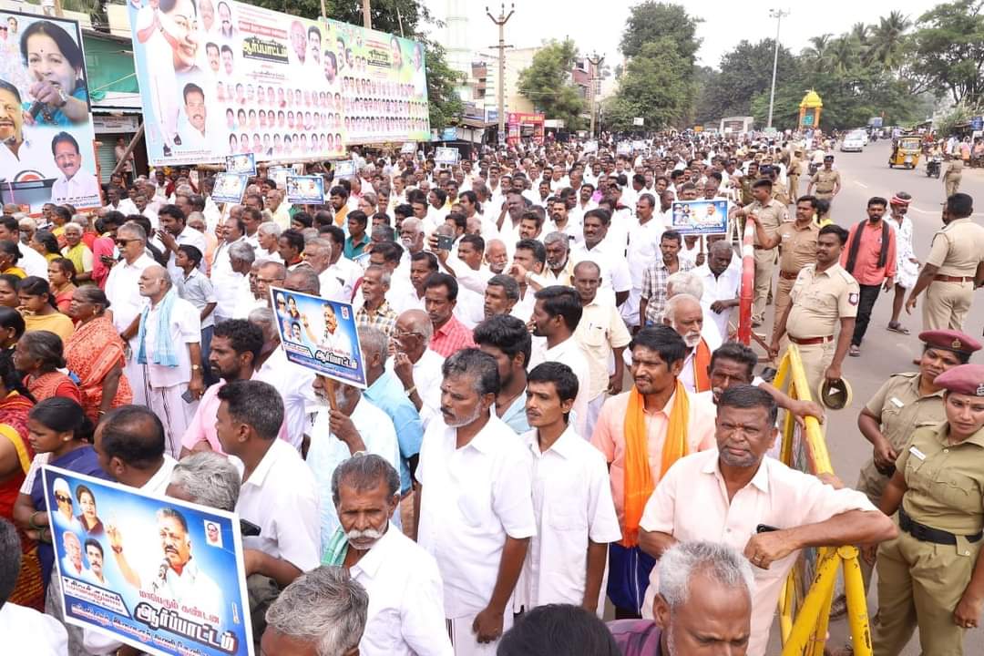 sdineshadmk's tweet photo. தேனி மாவட்ட அதிமுக சார்பில்  முல்லைபெரியார் அணையிலிருந்து 18ஆம் கால்வாய் P.T.R கால்வாய், தந்தைபெரியார் கால்வாய்மூலம் விவசாய பாசனத்திற்க்கு தண்ணீர் திறந்துவிட வலியுறுத்தி கழக ஒருங்கிணைப்பாளர் @OfficeOfOPS ஆணைக்கிணங்க 
விடியா திமுக அரசை கண்டித்து நடந்த  மாபெரும் கண்டன  ஆர்ப்பாட்டம் https://t.co/cReiqEDLjv