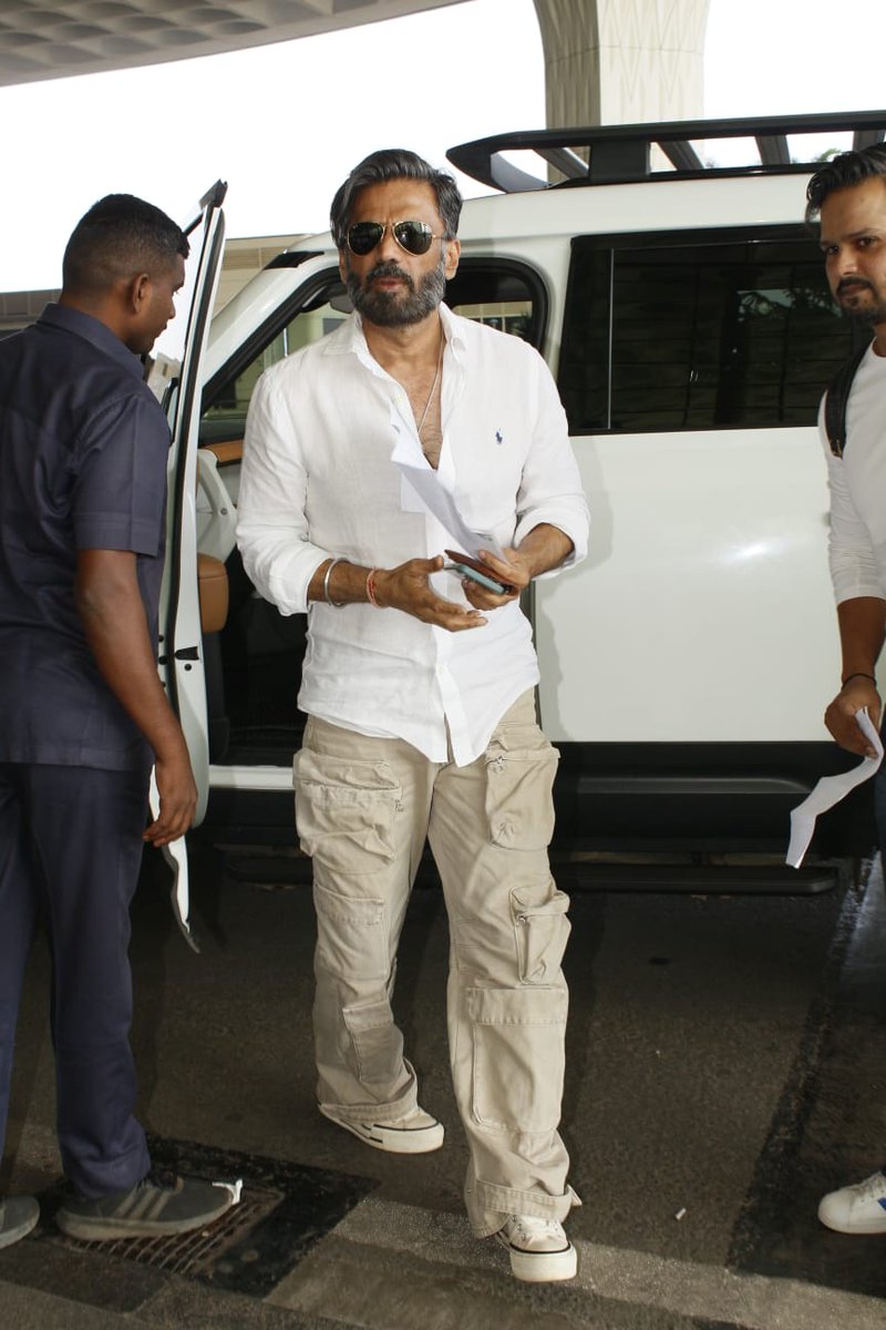 #InPhotos |

Suniel Shetty sir , the evergreen Anna, was seen at the airport. 

#SunielShetty #suniel #SunielShettyfans #Airport #Spotted #entertainmentnews