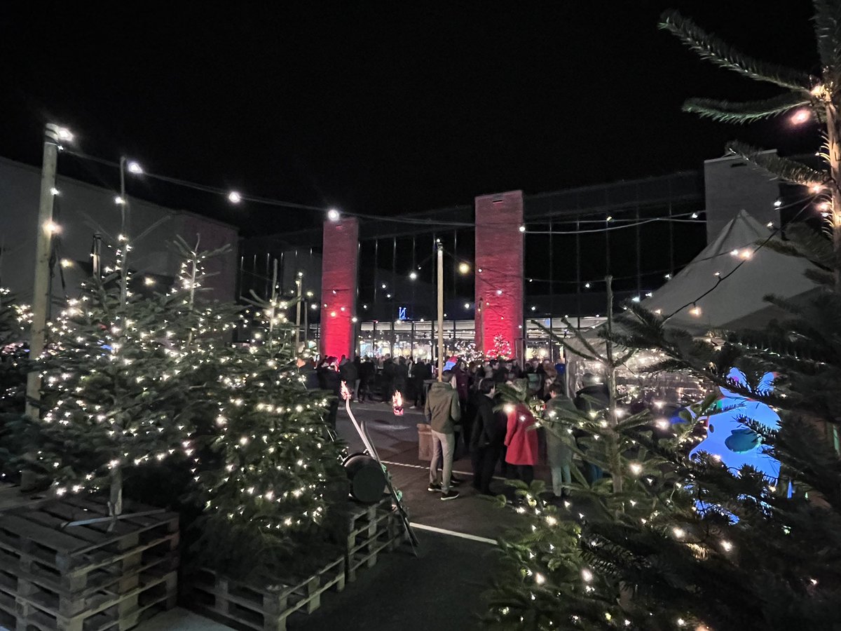 Kerstborrel <a href="/SFGnl/">Sligro Food Group</a> Even gezellig samen met collega’s rond het kampvuur met wat te drinken en te eten (uiteraard bij een foodbedrijf). Directie deelt het kerstpakket uit. Waardering voor de inzet in het afgelopen jaar. #kerstmis