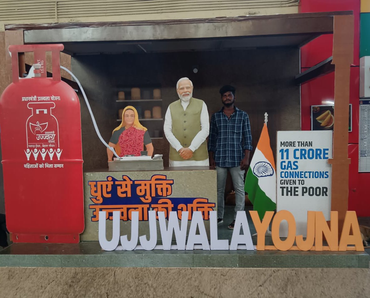 #ChennaiBeach Railway Station's Ujjwala Yojna Selfie Point! Over 11 crore gas connections have lit up homes across the nation. Selfie moments that celebrate the warmth of progress and community empowerment! 

#UjjwalaYojna #Selfiepoint #ChennaiDivision