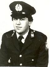 #ΣανΣήμερα το 1997 έχασε τη ζωή του ο Αστυφύλακας Ευάγγελος Πέτσης σε αεροπορικό ατύχημα εν ώρα υπηρεσίας.
▪ Γεννήθηκε το 1958 στη Θεσπρωτία.
#ΔενΞεχνάμε
