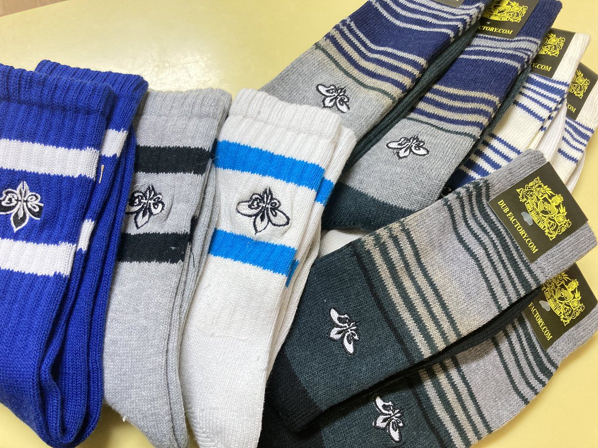 yoyama_shinsaku's tweet photo. 収納ケースの1つにだけ、少し衣類小物があった。買ったけど勿体無い症で仕舞い込んでいたのだが、使うことにした。ダブファクトリーの可愛い可愛い靴下達。穴が開くまで履いちゃる‼️🧦#dubfactory https://t.co/3dTBq6YVP6