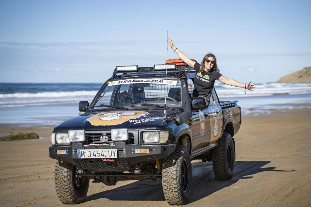 ReichIndomable's tweet photo. ETAPA 1. Comenzó muy intensa para algunos 🚗 en la playa y muy divertida para otros ☺️ 🛵💨 

📸 Fotones de @susigarciafotografia

#RaidClasicosDelAtlas #reichelindomable https://t.co/vd4ubRQjc0