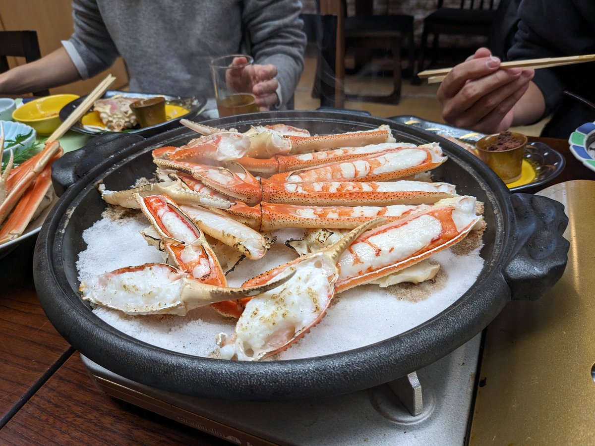 LCICfx's tweet photo. 相場からたくさんの恩恵を受けたのでメンバーと蟹を喰らいました🦀

蟹…値段が可愛くない…😑 https://t.co/QIyr6rNDjs