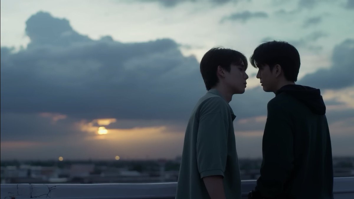 PalmtreeELF's tweet photo. ชอบซีนนี้จัง ภาพสวย 
ถึงมู้ดมันจะบลูๆไปหน่อยก็เถอะ 🥺
แต่องค์ประกอบสวยมาก
#LastTwilightSeriesEP6 https://t.co/jld7hYCJVb