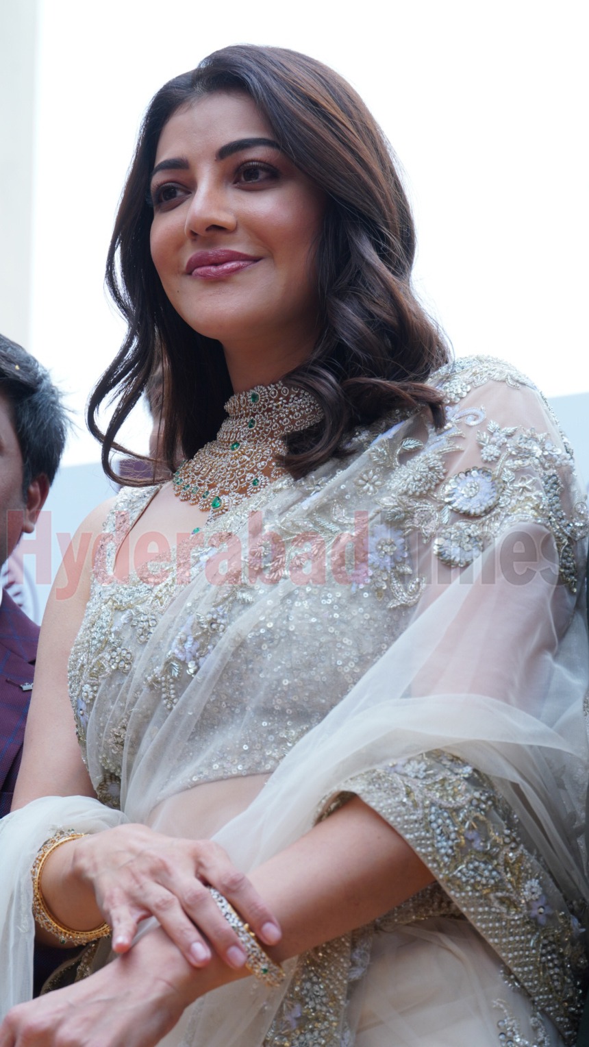 Hyderabad Times on X KajalAgarwal clicked looking like a dream in white saree. https t qz159lXkfQ X