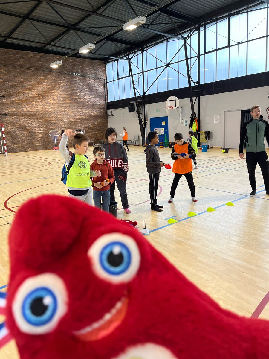 thibclem's tweet image. Magnifique après-midi USEP61 et journée de la laïcité… Les CM encadrent les ateliers olympiques et paralympiques pour trois autres classes. Flashmob avec tous les symboles et toutes les classes…