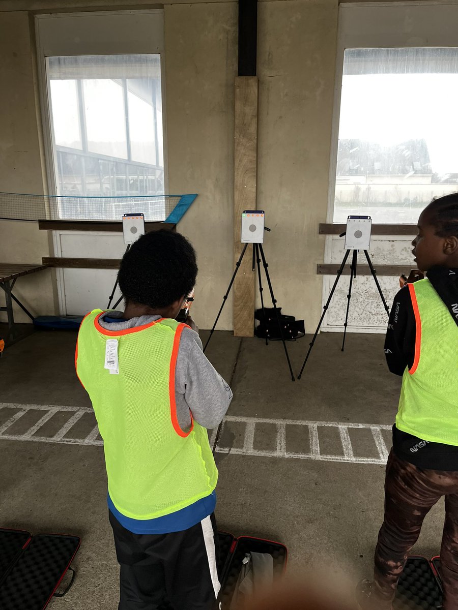 thibclem's tweet image. Magnifique après-midi USEP61 et journée de la laïcité… Les CM encadrent les ateliers olympiques et paralympiques pour trois autres classes. Flashmob avec tous les symboles et toutes les classes…