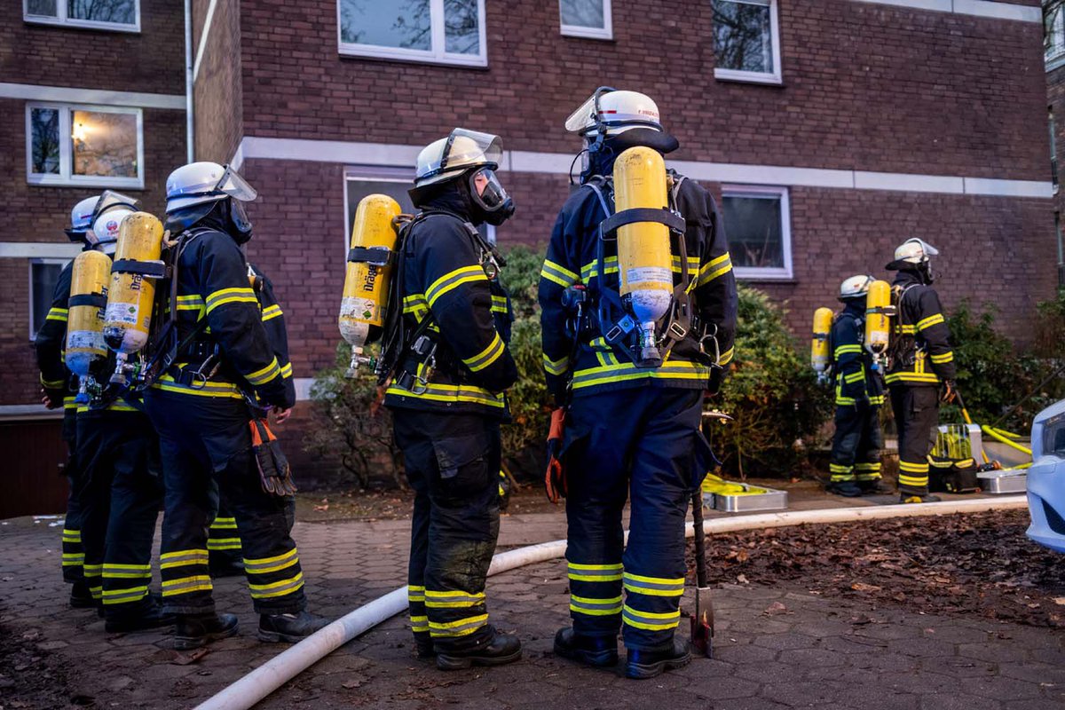 #Großalarm in #Winterhude - #Wohnungsbrand in Messiewohnung - zwei Feuerwehrleute mussten  verletzt gerettet werden. 

Fotos: BlaulichtNews .