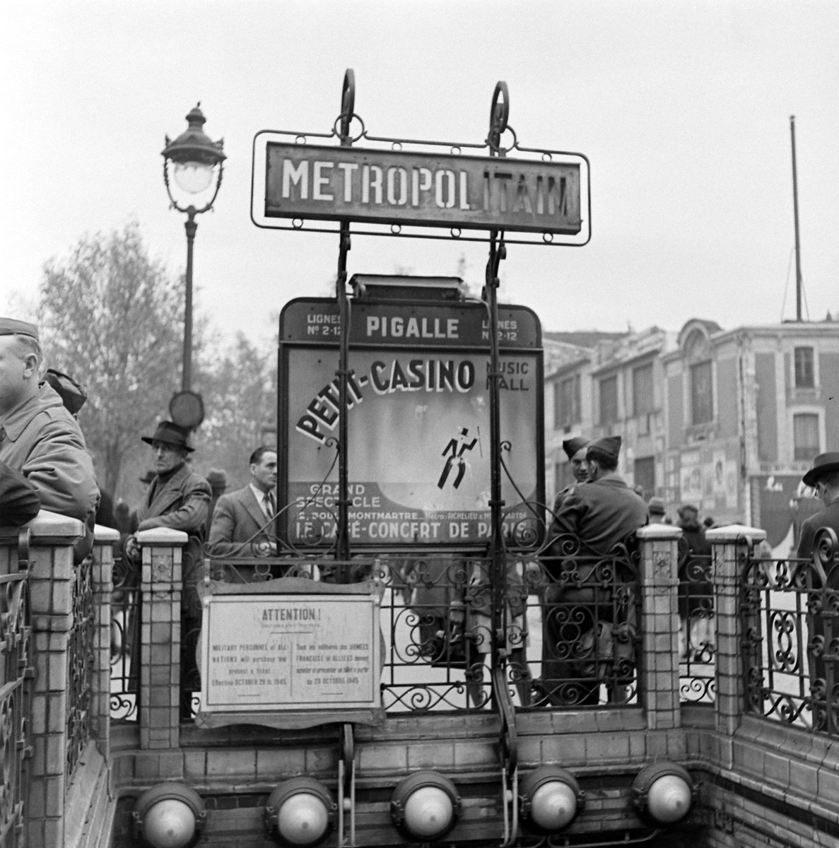 Ed Clark. Métro Pigalle 1945. Paris