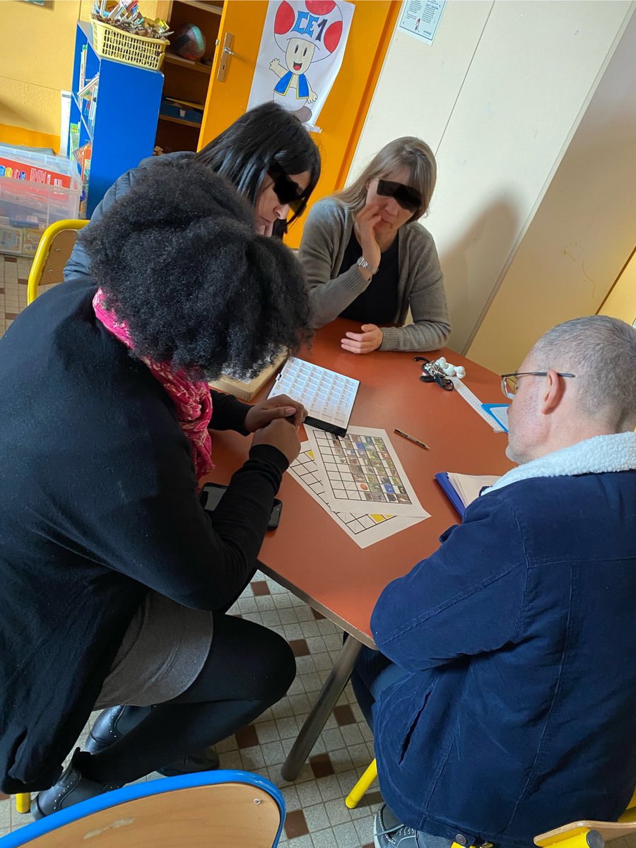 BlandineDelmar1's tweet photo. 3ème laboratoire de formation:  l’accès à la lecture pour tous avec le numérique. On essaie, on fait des erreurs, on imagine mais surtout on MANIPULE donc on APPREND ! @AlfierHelene @j_scemama 
#numerique #tableaubavard #microenregistreur https://t.co/T1OIDaXWH9