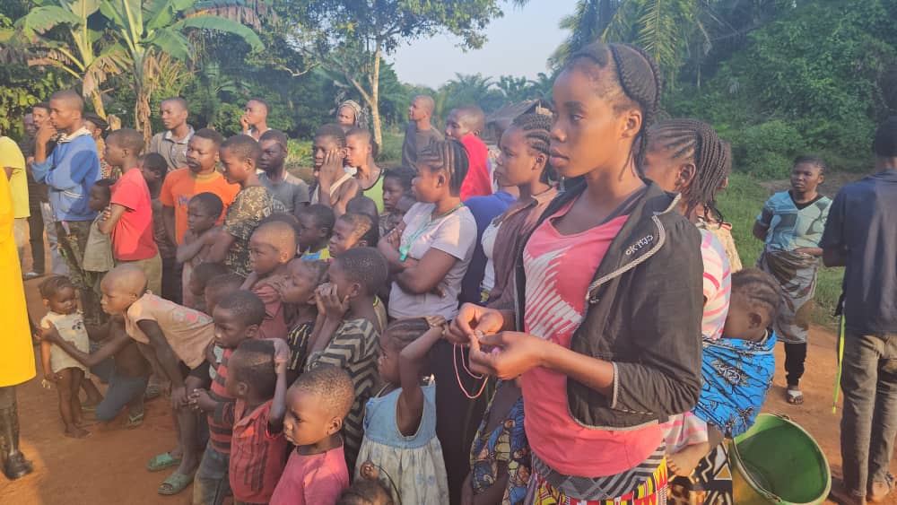MoseMakele1275's tweet photo. #Campagne_Électorale
3ème Étape de la chefferie de DIANGA, La candidate n°4 de #BOLOMBA maman capitaine @efole3 , a effectuée des descentes au village #ELEKO où elle a passée du temps avec sa base de cet coins du pays pour leur rassurer de sa détermination pour le développement. https://t.co/NmdWv1WvJh
