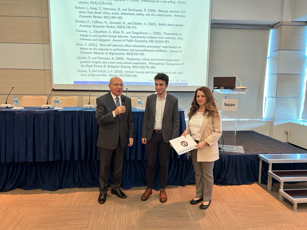 Türkiye Ekonomi Kurumu’nun 94. Yıl Etkinleri kapsamında Doktora Tez Ödülleri Törenini gerçekleştirdik. Dr. Mustafa Yahşi (Koç Üni.) danışmanlığını Prof. Dr. Seda Ertaç ve Prof. Dr. Mehmet Yiğit Gürdal'ın yaptığı teziyle 2023 Yılı Doktora Tez Ödülünü kazandı.