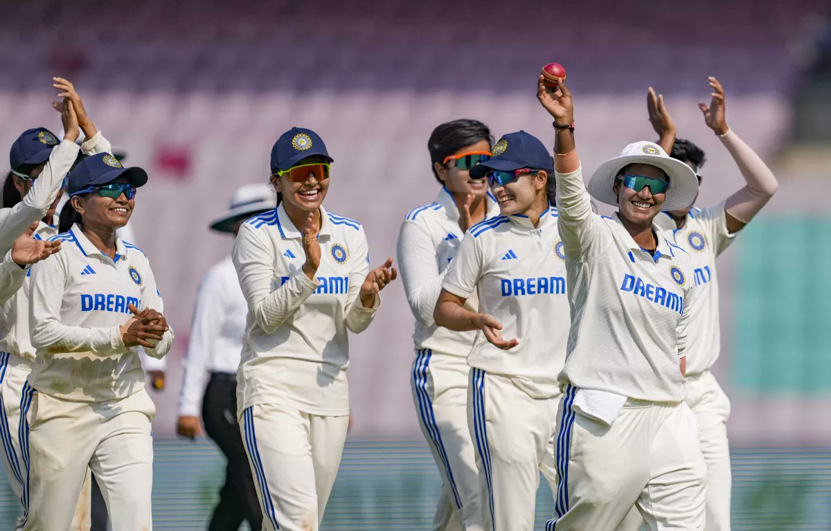 भारतीय महिला टीम को इंग्लैंड से टेस्ट मैच 347 रन से जितने पर हार्दिक बधाई आप भी दीजिए क्योंकि पुरुष टीम को सभी सपोर्ट करते हैं बेटियों को भी कीजिए.. #IndianCricket #indiavseng #DeeptiSharma #indianwomenteam