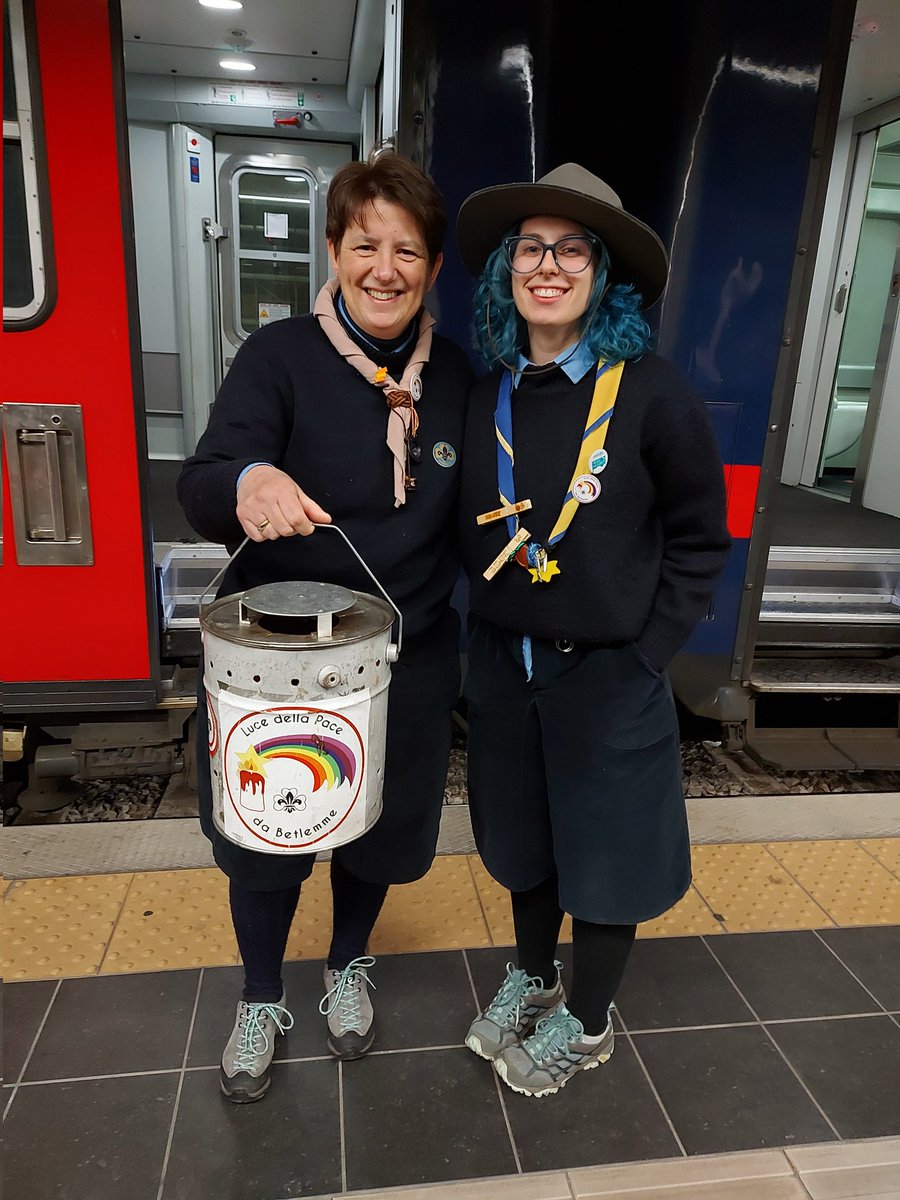 Staffette #lucedellapace sono in viaggio in tutta #italia per diffondere #pace #calore #fratellanza. Grazie a Trenitalia <a href="/fsnews_it/">FS News</a> per il prezioso supporto