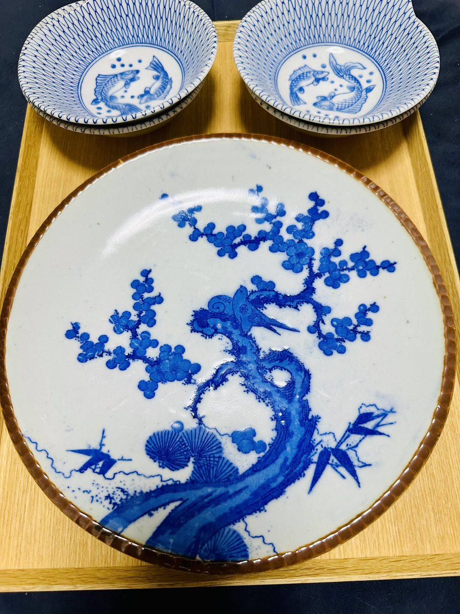 YukariSakamoto's tweet image. I have longed for a blue and white fish with a brown textured edge like at @katsukichi_smhn tonkatsu shop. Found one today at the #Setagaya #Boroichi flea market for only ¥600 ($4). Woo hoo!