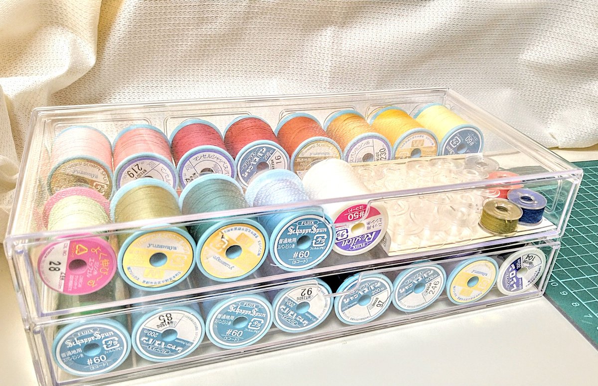 ダイソーで買った200円のアクセサリー引き出しケース。ミシン糸がシンデレラフィットしました🥰
ボビン付だと2列で収納できます✨
どこに何色があるかわかりやすい(けど私はあとでカッティングシート貼る予定🤭)
リプ欄に他の画像も貼りますね🥰

#ハンドメイド整理収納部 #資材整理が捗る100均グッズ