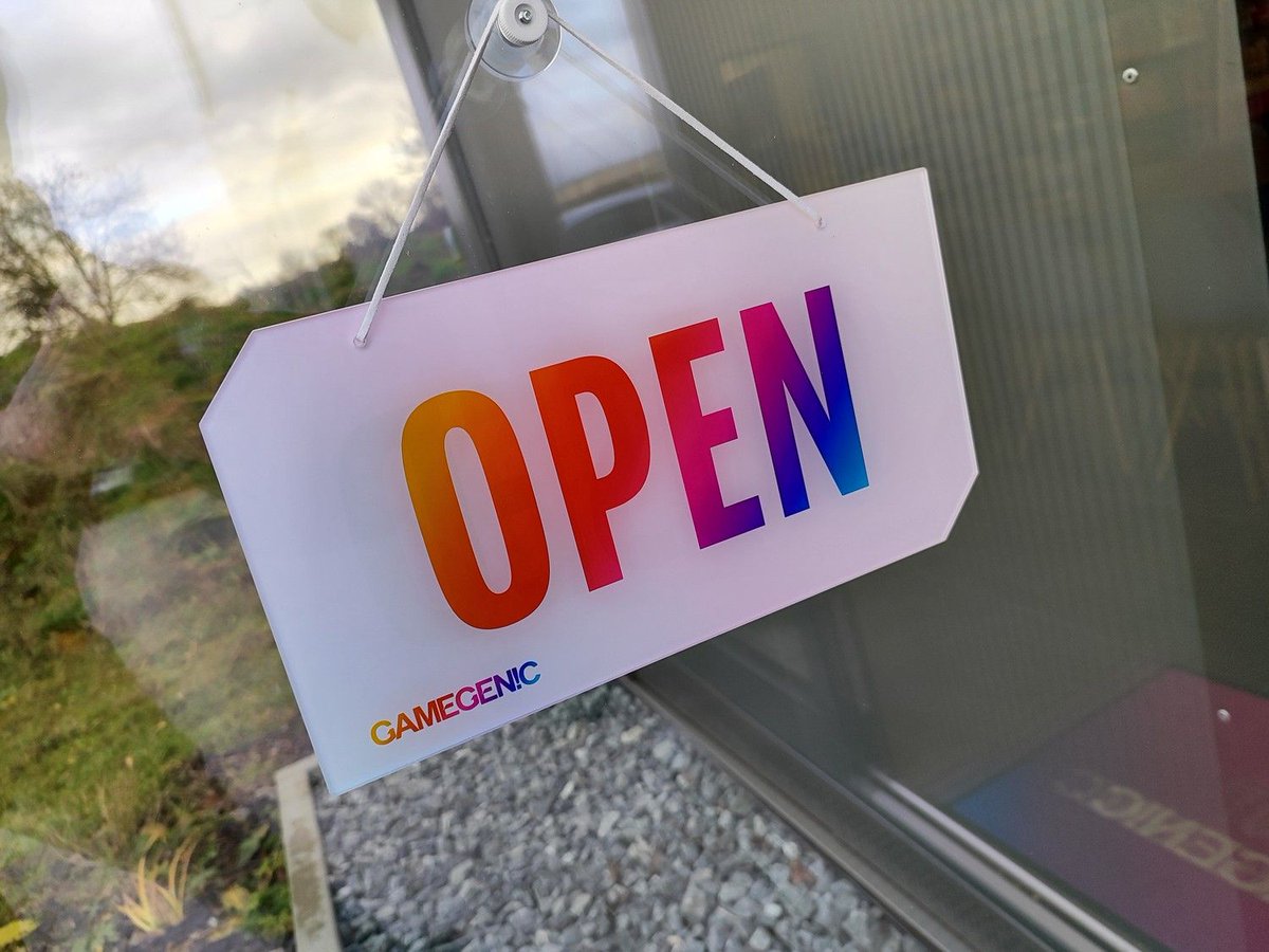 Da wir leider gesundheitlich das letzte Wochenende aussetzen mussten, haben wir viele Anfragen von Euch gehabt, ob wir diesen Samstag wieder für Euch da sind. 

JA, wir haben heute wieder von 11 bis 16 Uhr für Euch geöffnet. Kommt vorbei, stöbert und spielt auch gerne was.