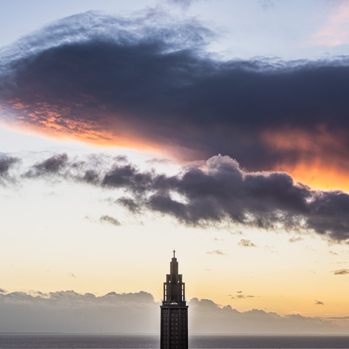 Du haut de ses 107 m, elle essaie de toucher les nuages #lehavre #photography #Normandie @LH_LeHavre @LeHavreMetro