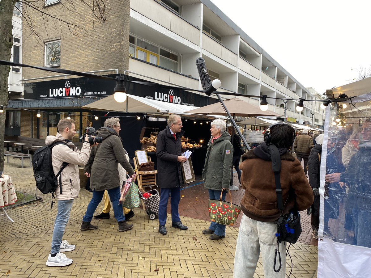 Burgemeester <a href="/leendertdelange/">Leendert de Lange</a> ontmoet vandaag inwoners op de kerstmarkt in Wassenaar. Hij nodigt iedereen uit om naar het Open (raad)Huis te komen op 9 januari op Raadhuis de Paauw. Een mooi moment om samen met elkaar in gesprek te gaan!