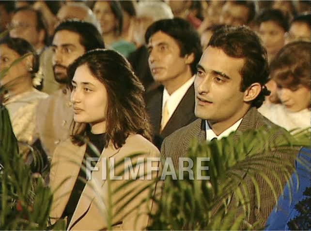 Throwback to #KareenaKapoorKhan and #AkshayeKhanna attending the Filmfare Awards in 1997. ❤️