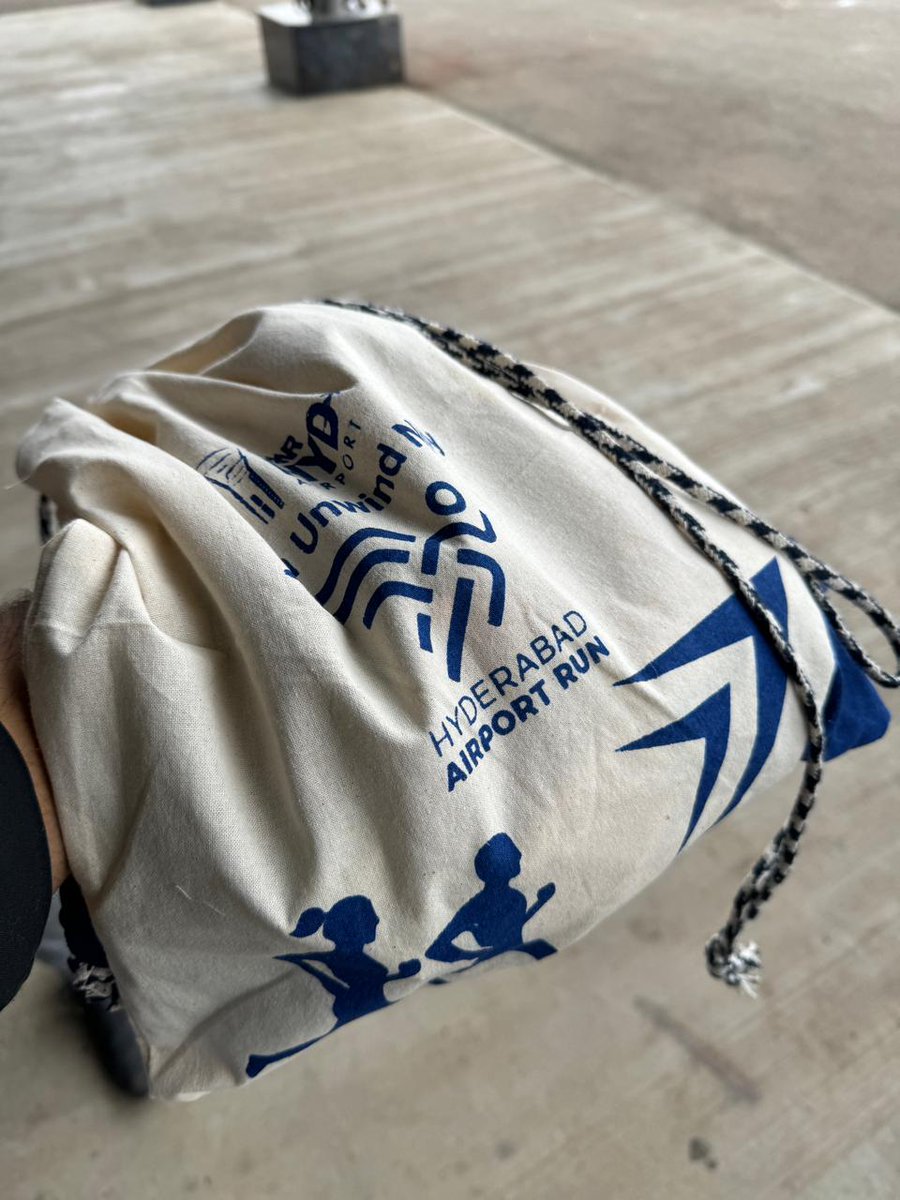 Ravindranathbjp's tweet image. Immersed in the live music experience with Sreerama Chandra! #SreeramaChandra #HydAirportRun2023