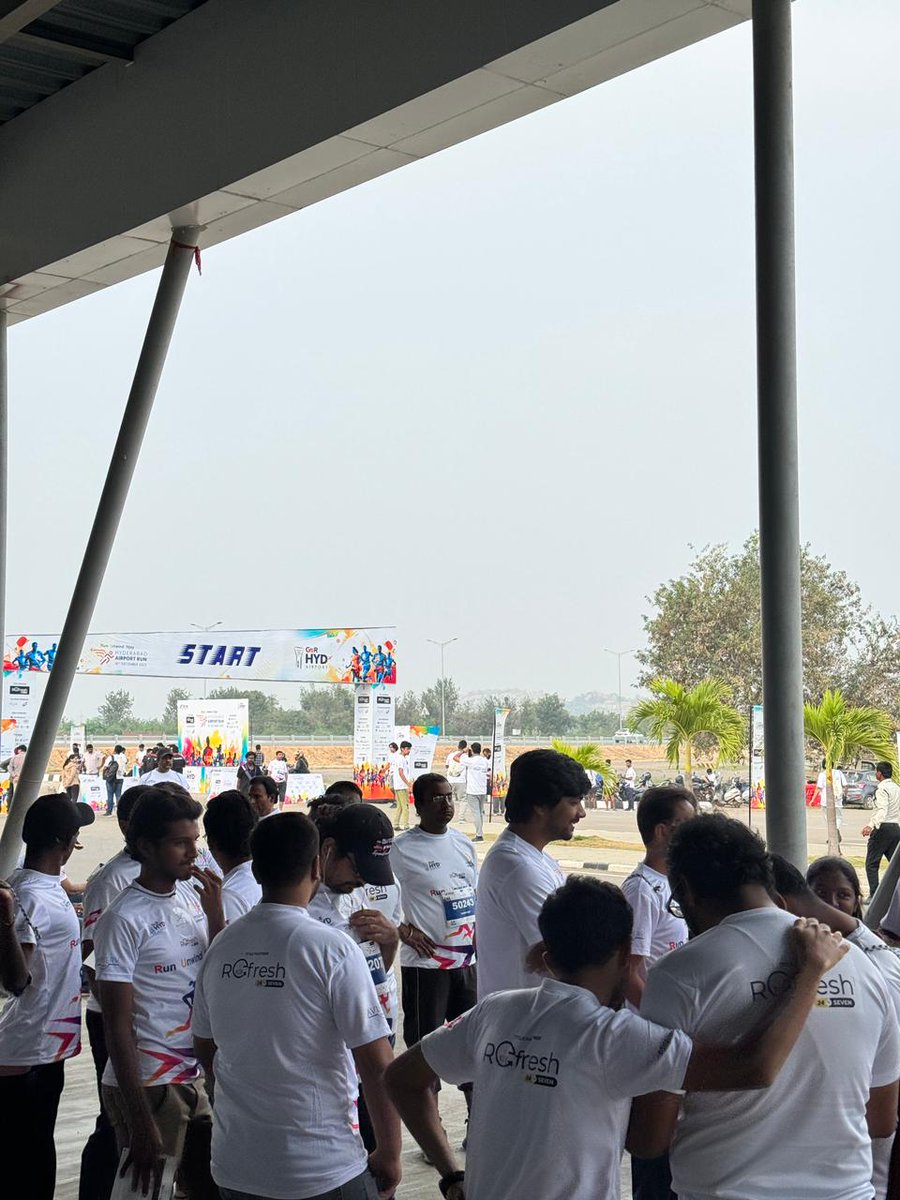 Ravindranathbjp's tweet image. Immersed in the live music experience with Sreerama Chandra! #SreeramaChandra #HydAirportRun2023