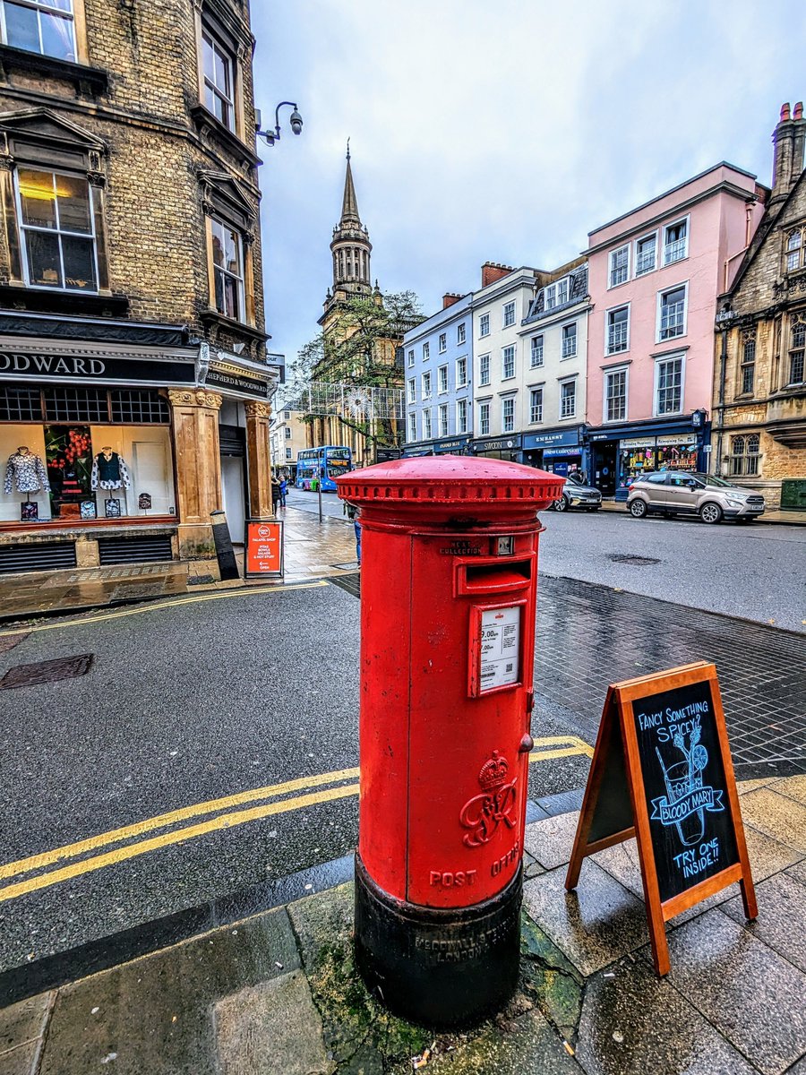 Fancy something spicy? There's something rather appropriate about spotting this George VI postbox next to a sign advertising Bloody Marys given their matching colours. 📸 Oxford