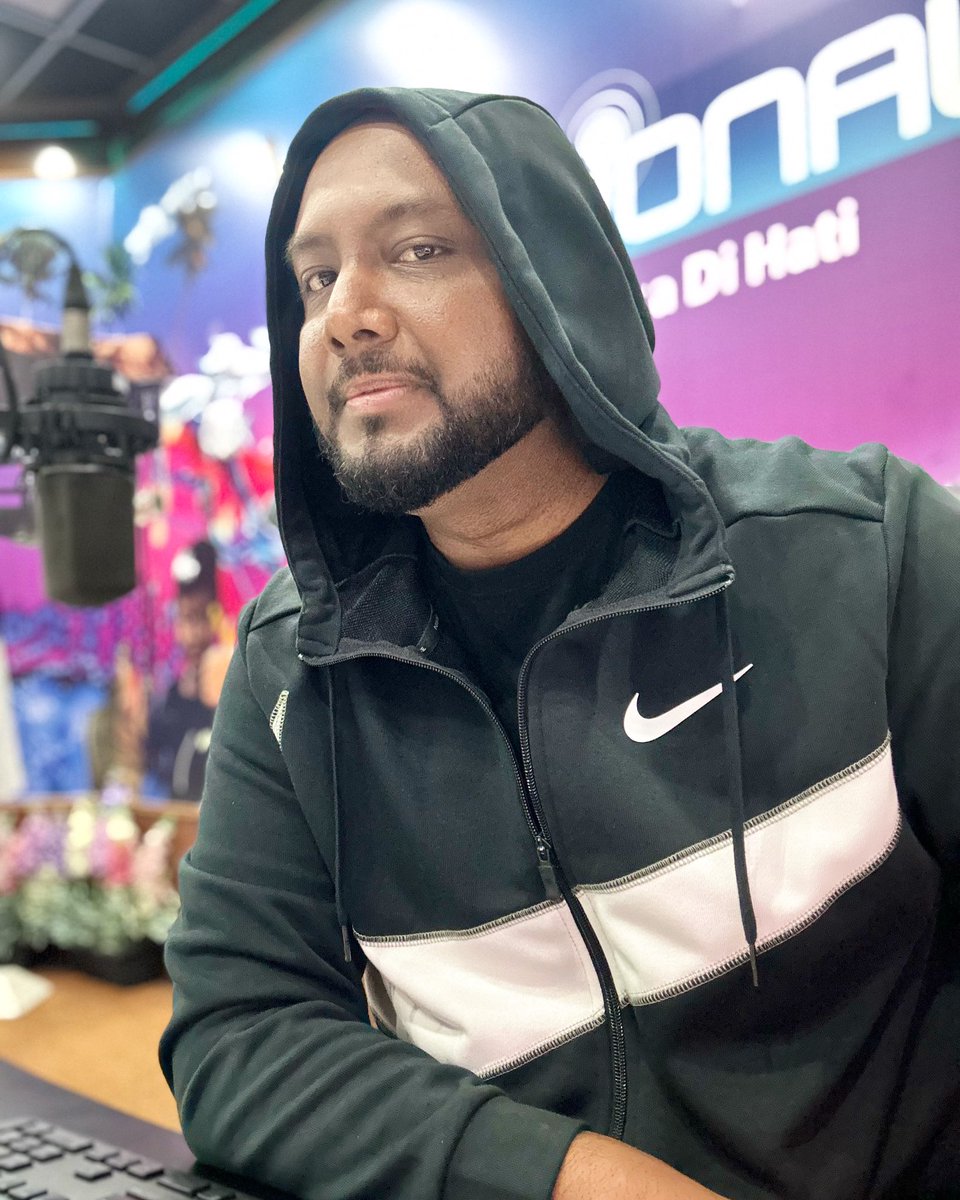Aliff_thechamp's tweet photo. Hollaa..Aliff fly dihari Sabtu dari jam 6pm-12am..tune in Nasionalfm sekarang..nak minta lagu pun boleh π #WalkWithAliff #FightAliffFight #LetMeIn #TheChampIsHere #NeverGiveUp #BelieveThat #RadioAnnouncer #Producer π€ππ€ https://t.co/JjkIWi7qgk