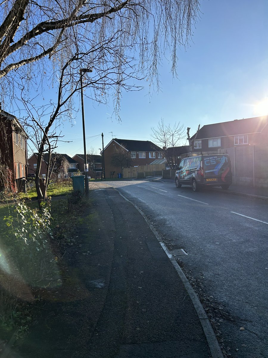 What a day to be a Postie… 
#Shortsweather
#NoBeaniehatrequired…,🩳☀️