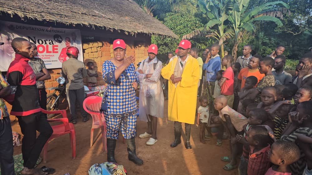 KamusakyJossar1's tweet photo. #Campagne_Électorale
La candidate n°4️⃣ de #BOLOMBA maman capitaine @efole3 , a effectuée des descentes au village #ELEKO où elle a comunie  avec sa base,, de ce coin du pays pour leur rassurer de sa détermination pour le développement. @Bibishe6 @BillyKambale1 https://t.co/uV4MFkjd9q