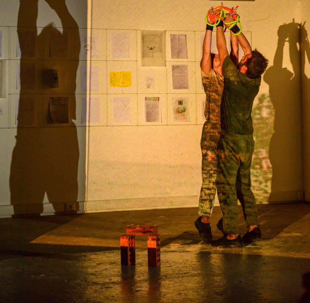 nomad performance (@nomadperformans) on Twitter photo displaced
“… ağaçlar mı, bağlar mı, çimenler, kuşlar, kayalar, tepeler ve dağlar ve vadiler mi? …”
24 Aralık 2023 Pazar günü saat 19:00’da Beyoğlu’ndayız, Karşı Sanat’tayız!
Bilet: tiyatrolar.com.tr/m/tiyatro/disp…
📷: Tara Demircioğlu
<a href="/ezgiadanc/">ezgi adanc</a> <a href="/erturkerkek/">Ertürk Erkek</a> <a href="/sanat_karsi/">Karşı Sanat</a> displaced
“… ağaçlar mı, bağlar mı, çimenler, kuşlar, kayalar, tepeler ve dağlar ve vadiler mi? …”
24 Aralık 2023 Pazar günü saat 19:00’da Beyoğlu’ndayız, Karşı Sanat’tayız!
Bilet: tiyatrolar.com.tr/m/tiyatro/disp…
📷: Tara Demircioğlu
<a href="/ezgiadanc/">ezgi adanc</a> <a href="/erturkerkek/">Ertürk Erkek</a> <a href="/sanat_karsi/">Karşı Sanat</a>