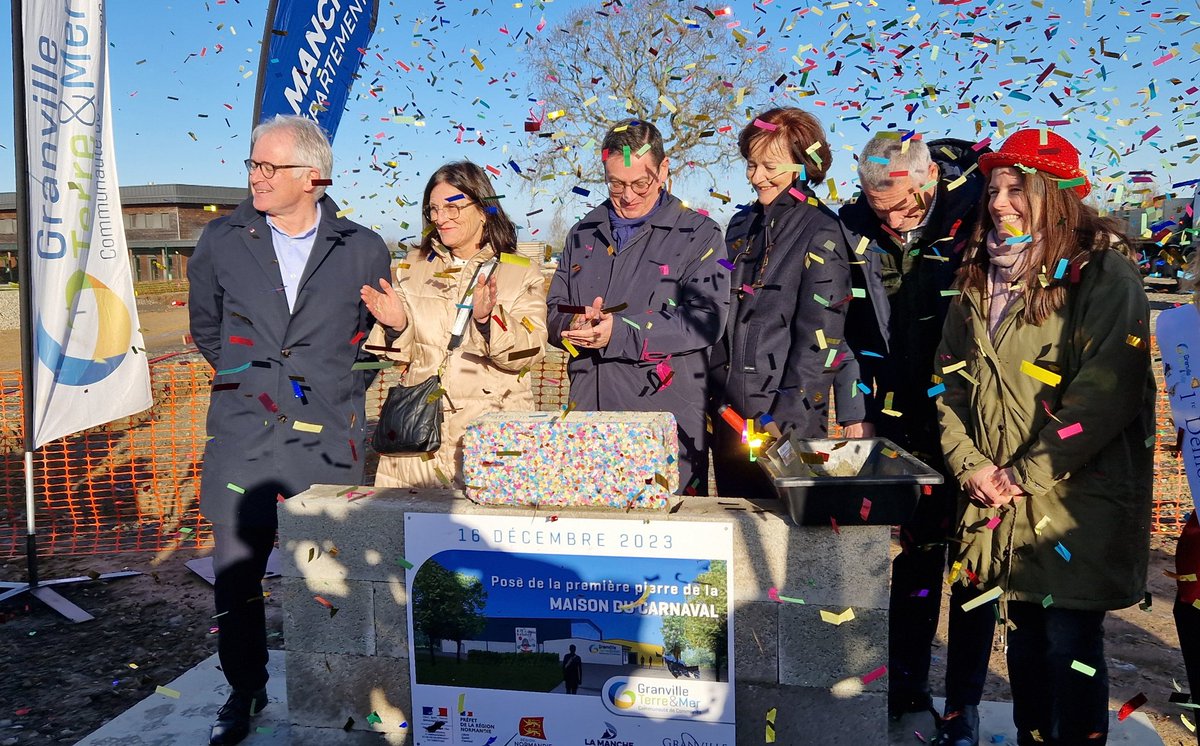 Pose de la première pierre de la Maison du Carnaval en présence des représentants de l'État @Prefecture50, de la @RegionNormandie, de @LaManche50, de la communauté de communes Granville Terre&Mer et de @ville_granville. 🎉