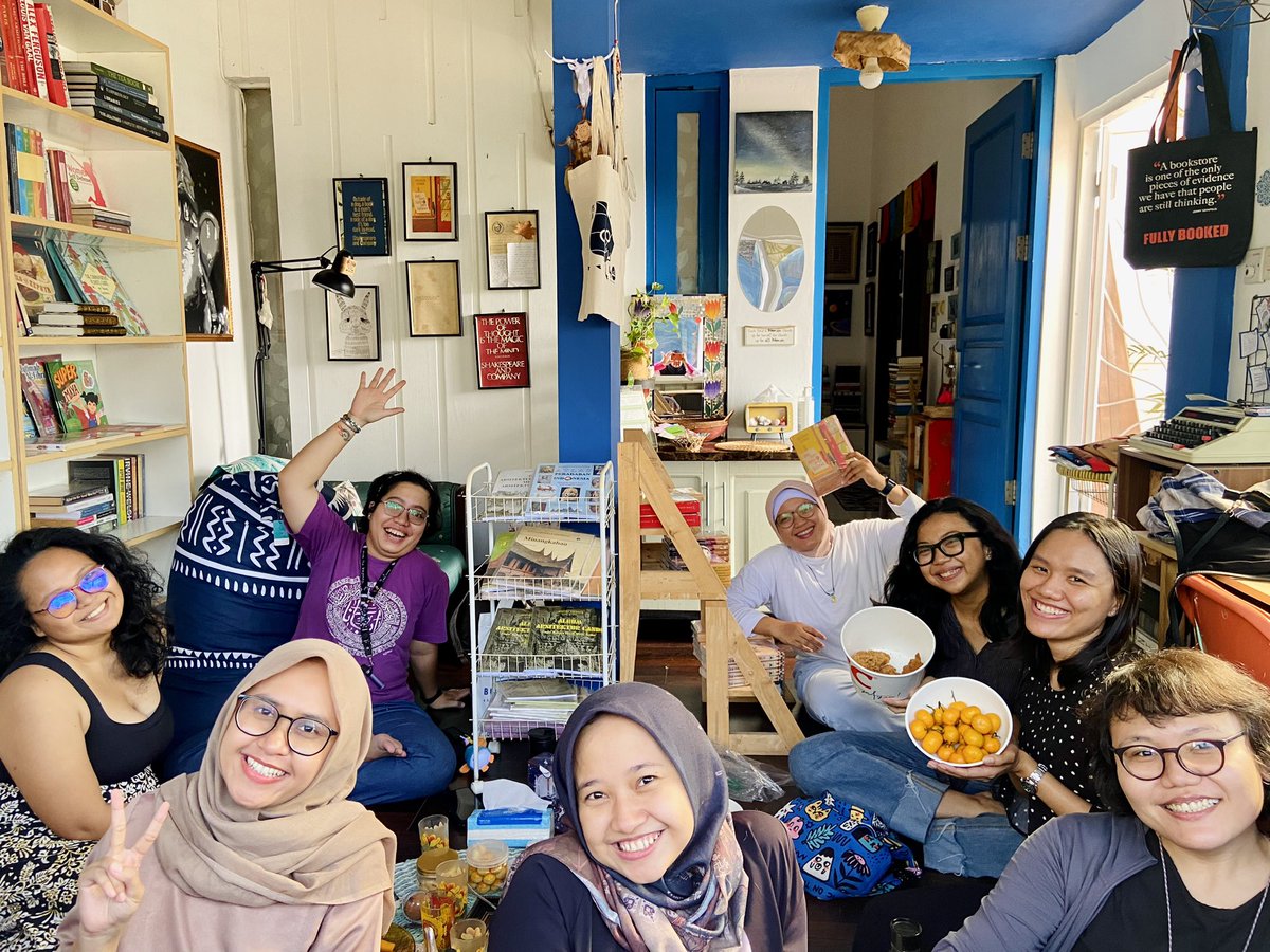 muthiaesfand's tweet photo. Thank you, gengs, sudah main ke @bukuditeras dan bawa buanyak makanan 😂 @_gladhys @indiratendi @21lidyaa @delieszat @AyumiChintiami see you next year! https://t.co/TmvIt9Yebz