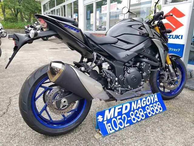 MFDnagoya1019's tweet photo. 赤色を紹介しましたが、
シルバーに青ホイールのシンプルカラー!
GSX-S750!
スズキが造るにしてはちょっと強面な顔付きです。
最後のナナハン4発ですよ!
この辺はお値段もお手頃でカスタム楽しいバイクです(^_-)-☆
https://t.co/lsaG0UZ4YT
#GSX #S750 #MFD名古屋 https://t.co/TXxZSZfRHq