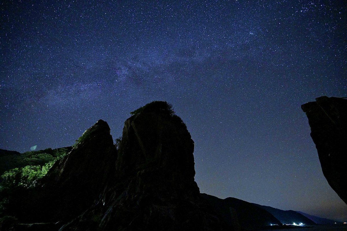 Departures_web's tweet photo. 今回も少しずつ掲載予定と溢れネタを紹介。
県境にある天狗高原と室戸の東海岸沿いにある夫婦岩の星空。
最近少しずつ慣れによる上達が見えてきて楽しい撮影時間です。
ただ我々の旅はワンチャンスなので、運気が悪い時は泣かされます(笑)

#C103
#高知
#旅行
#写真
#星空
#天狗高原
#鹿岡の夫婦岩 https://t.co/smS0cQ80ZT