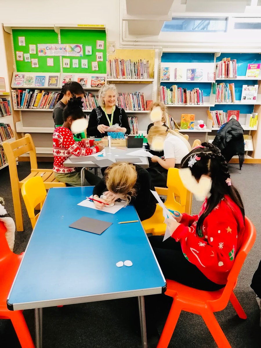 Children are having fun at our Arts and crafts session at Roehampton library. It happens every Friday from 3-4pm. Do come again next week for more fun.🎨🖍️✏️📝