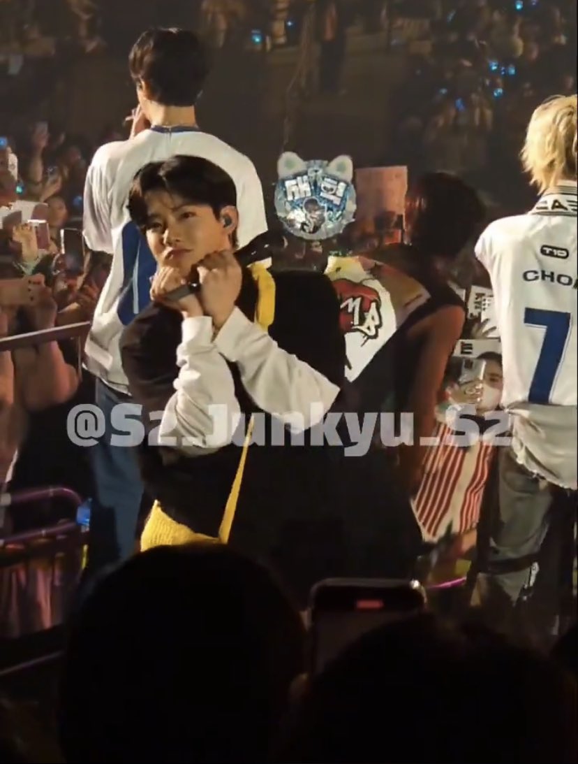 Junkyu saw op hand/fan banner with his baby picture and he did the pose of his

cutie so much #준규