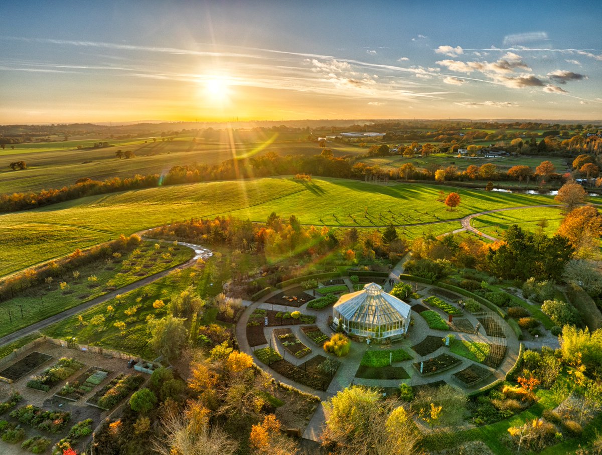 Soaring high up into the sky! A bird's-eye view is the perfect way to experience scenic sunny views and the beauty of nature 😍 Share a photo below of a sunrise or sunset from your garden or balcony ☀ (📷 @RHSHydeHall)