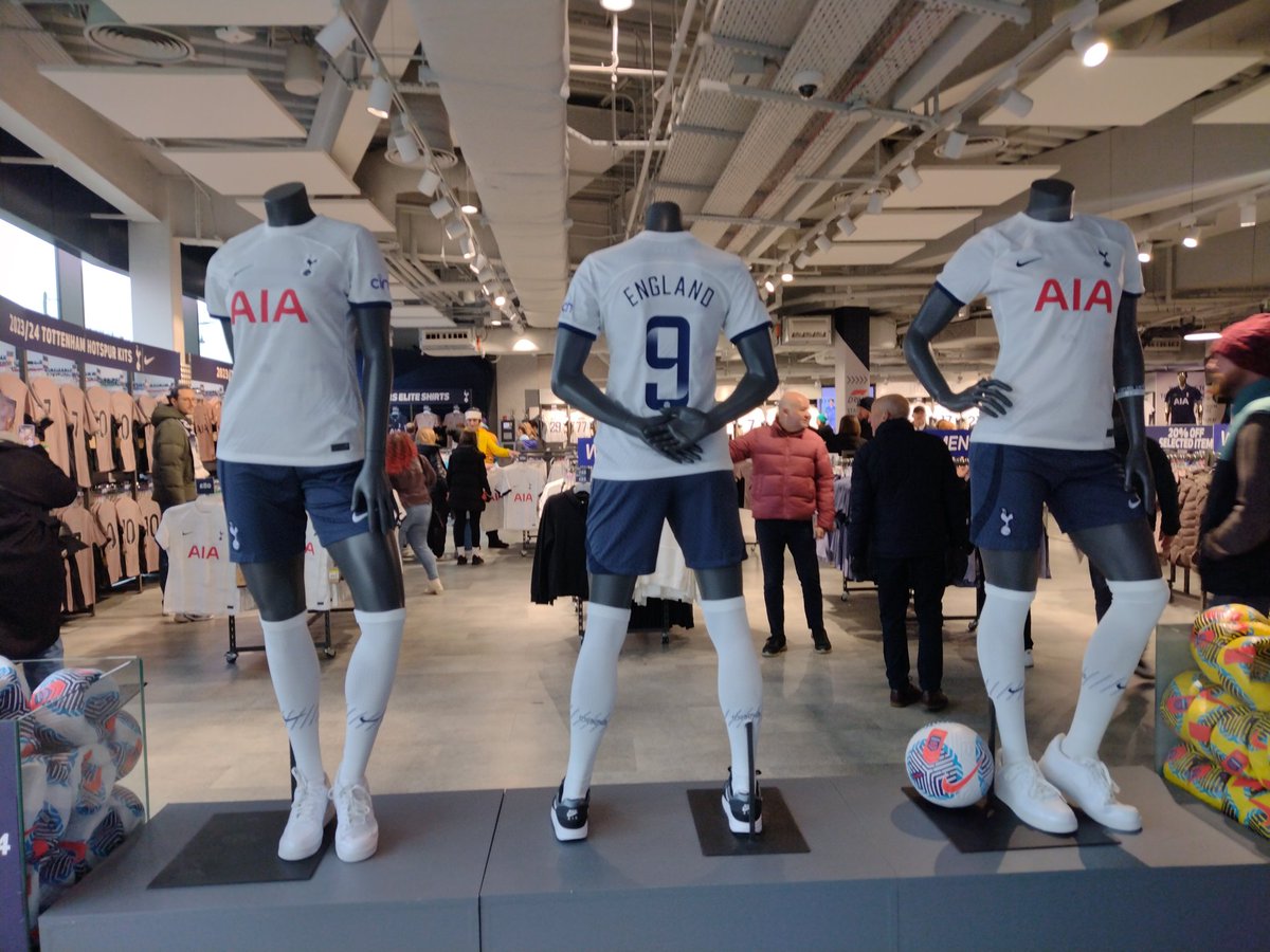 annaaatom's tweet image. Much better work from the Club today 👏🏼👏🏼 @SpursWomen @THWFCSC @SpursOfficial you love to see the representation 💙💙