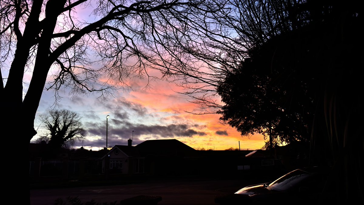 S0UNDK1LLAH66's tweet photo. Wow, did we have a good #Sunset tonight?
#shotoniphone with its own photo app and #PsCamera app.
#GorlestonOnSea
#GreatYarmouth
#Norfolk https://t.co/K8SbZMT5gX